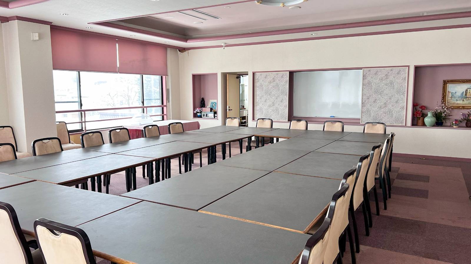 Large conference room that can also be used for dining.